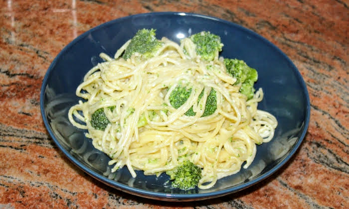 Espaguetis con brócoli, solo en 20 minutos, fácil y delicioso