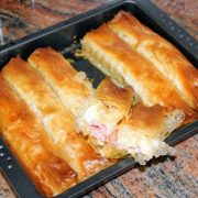 Pastelitos de masa filo con jamón y queso
