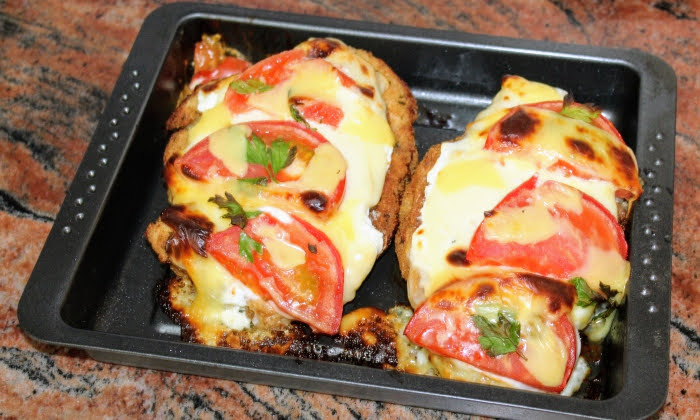 Pechuga de pollo empanada terminada al horno con queso