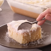 Bizcocho de coco esponjoso y jugoso super fácil