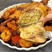 Pollo relleno con patatas al horno