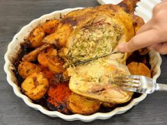 Pollo relleno con patatas al horno