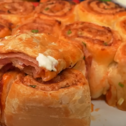 Hojaldre relleno de BACON y QUESO