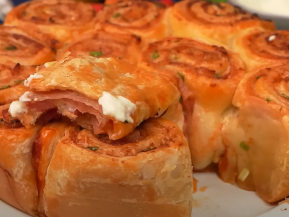 Hojaldre relleno de BACON y QUESO