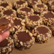 Bombones de chocolate con dulce de leche