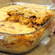 Lasaña con carne picada y queso. ¡Fácil y delicioso!