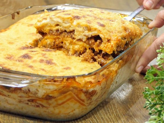 Lasaña con carne picada y queso. ¡Fácil y delicioso!