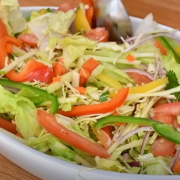 Saludable ensalada de repollo. ¡El secreto está en el aliño casero!
