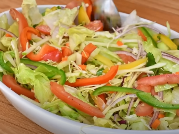 Saludable ensalada de repollo. ¡El secreto está en el aliño casero!