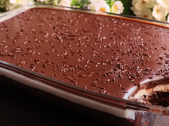 Tarta de BIZCOCHO con CHOCOLATE y CREMA!